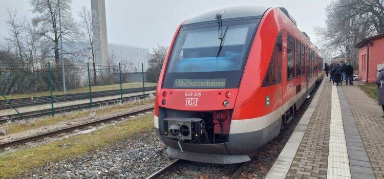 Gleicher Kampf, anderes Gleis: Sonderzugfahrt für die Bahnreaktivierungen im Nordries Moderner Nahverkehrszug Richtung Gunzenhausen