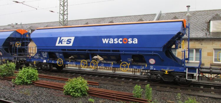 Dünger auf die Schiene: Wie die reaktivierte Steigerwaldbahn fränkischen Landwirten bares Geld sparen wird ein Schüttgutgüterwagen der wascosa mit der Zulassungsnummer 33 85 0659 107-6, vom Typ Tanpps, mit der Betreiberkennung CH-WASCO, mit der zusätzlichen Aufschrift „k+s“ für die Firma Kali und Salz, in einem Güterzug im Bahnhof Göttingen