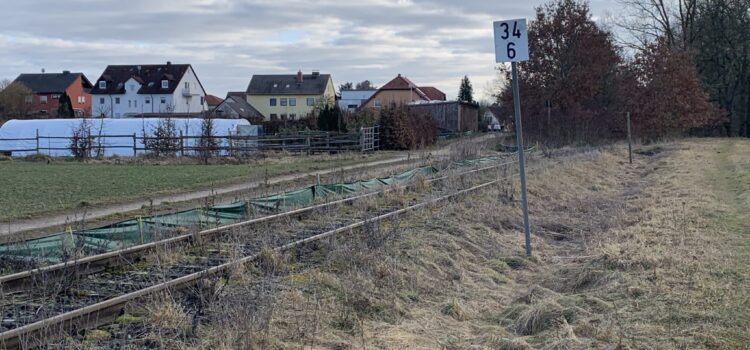 Schienen vor Häusern