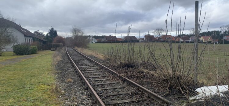 Die Trasse der Steigerwaldbahn direkt neben einem Neubaugebiet in Großlangheim