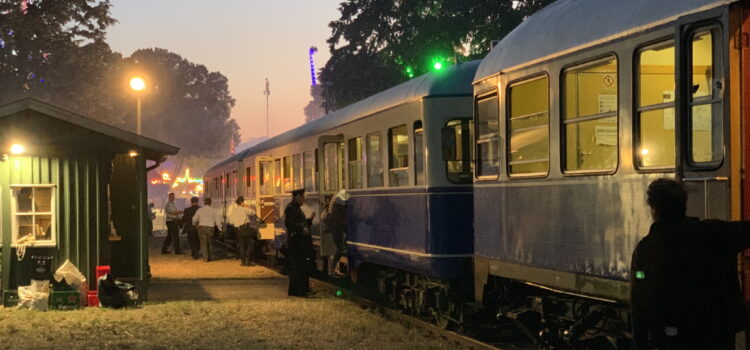 Heiratsmarkt Bruchhausen-Vilsen: Die Blaupause für Zubringerverkehr auf unsere Weinfeste Foto vom Bahnsteig in Bruchhausen-Vilsen Marktplatz; Kaffkieker nach Eystrup steht bereit, Fahrgäste steigen ein; im Hintergrund der Heiratsmarkt mit seinen Fahrgeschäften